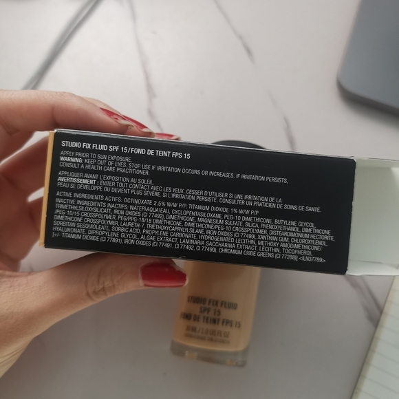 MAC STUDIO FIX FLUID Foundation SPF 15 NC18 - Picture 5 of 7